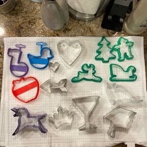 Mixed Cookie Cutter Set includes a martini glass, cat,Xmas, & more